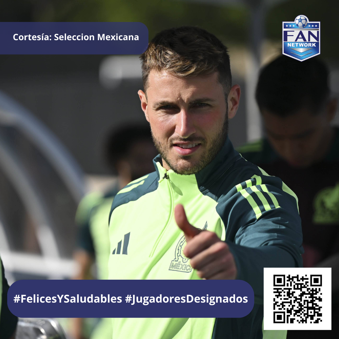 Santiago Giménez mostrando su pulgar en ropa de la selección mexicana