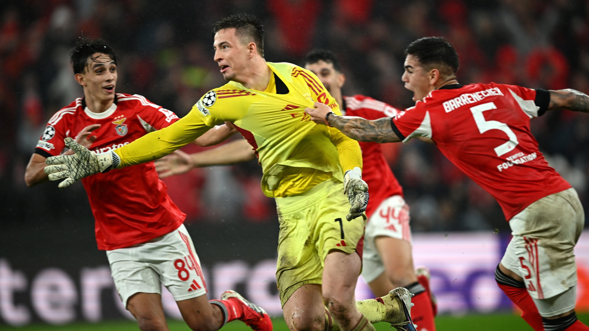 Anatoliy Trubin, arquero de Benfica, celebrando el gol de la clasificación en Champions League.
