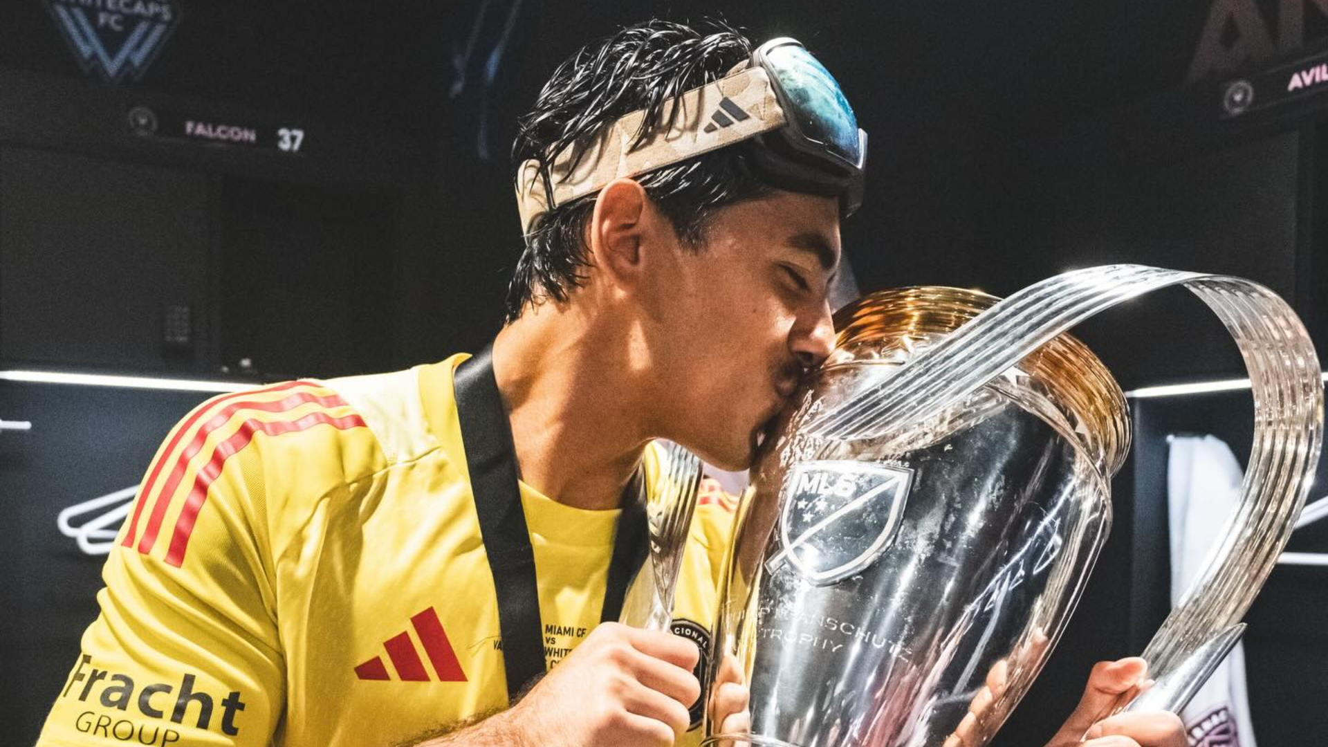 Rocco Ríos Novo besando la MLS Cup obtenida con Inter Miami CF.