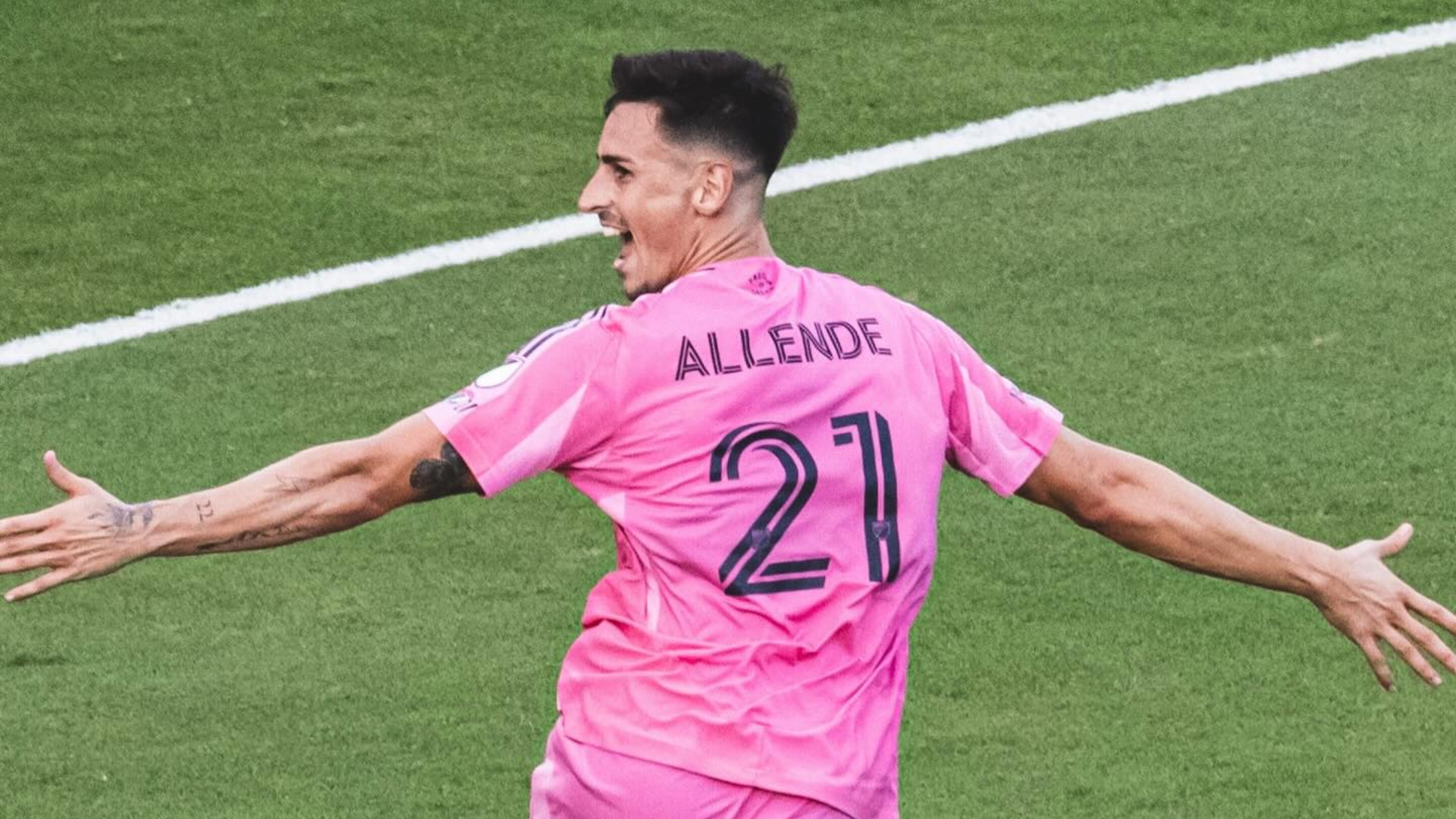 Foto de Tadeo Allende de espaldas con los brazos abiertos celebrando un gol.