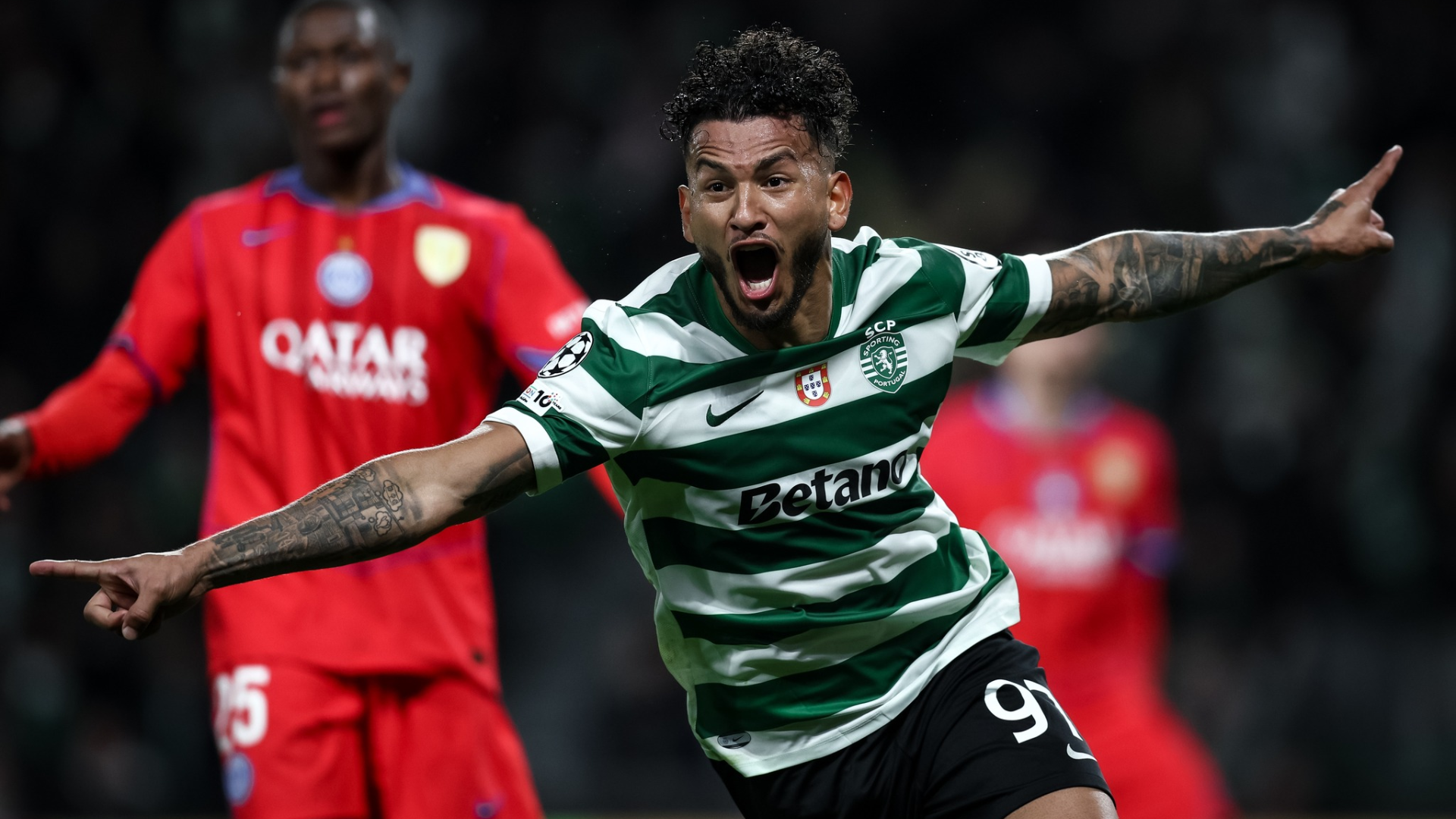 El delantero colombiano Luis Suárez celebrando con los brazos abiertos su segundo gol ante el PSG en Champions League