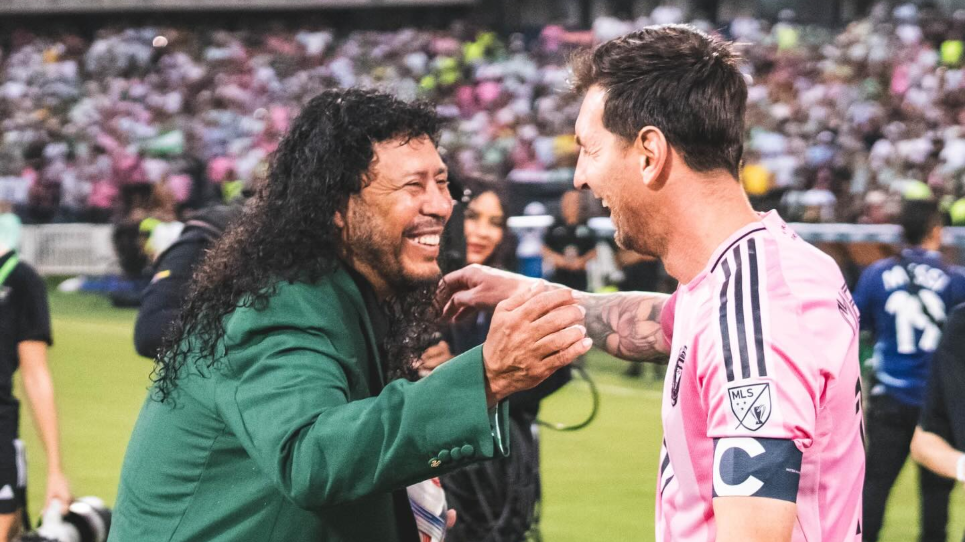 René Higuita y Lionel Messi saludándose