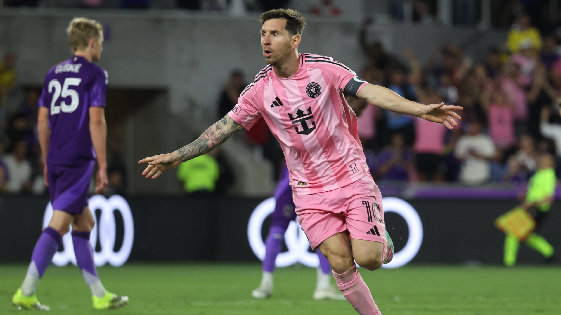 Foto de Lionel Messi celebrando un gol con los brazos abiertos