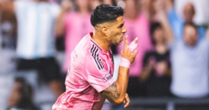 Luis Suarez celebrando su gol ante Atlanta