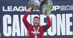 Alexis Vega levantando el trofeo de la Leagues Cup